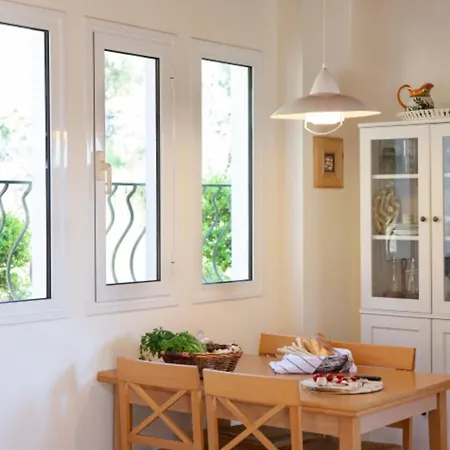 Giancarlo - Lovely With Stone And Wood Elements In Bay